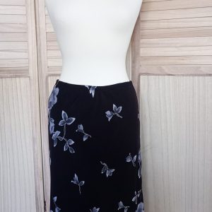 Jupe noire en voile avec motifs floraux gris