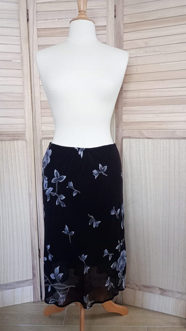 Jupe noire en voile avec motifs floraux gris