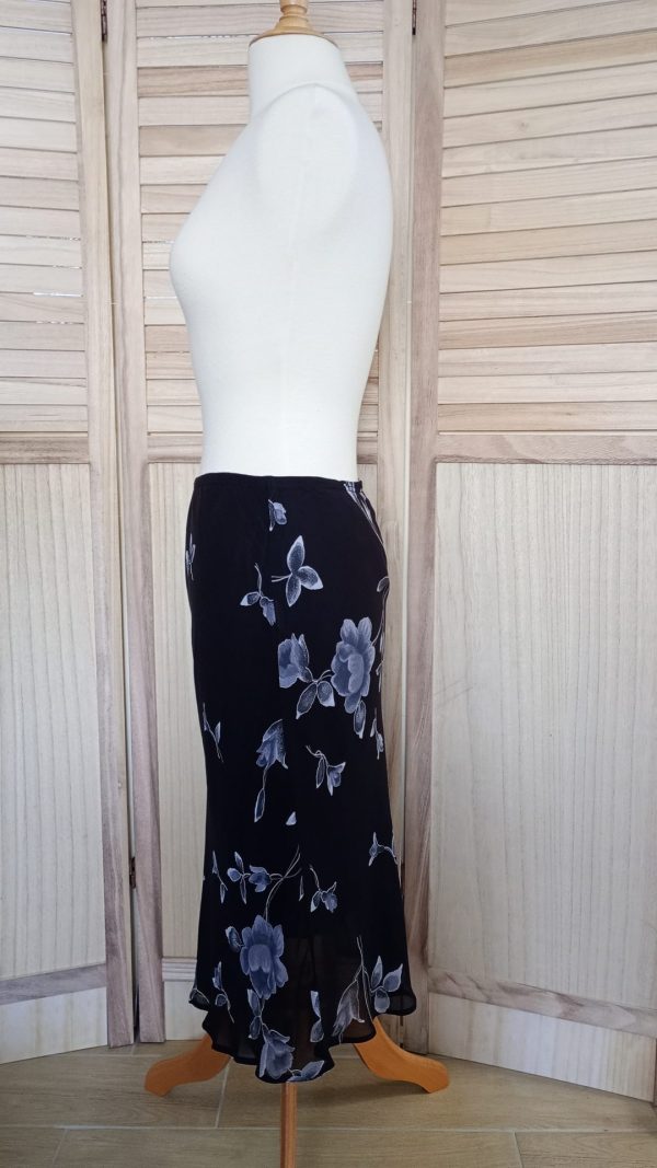 Jupe noire en voile avec motifs floraux gris – Image 3