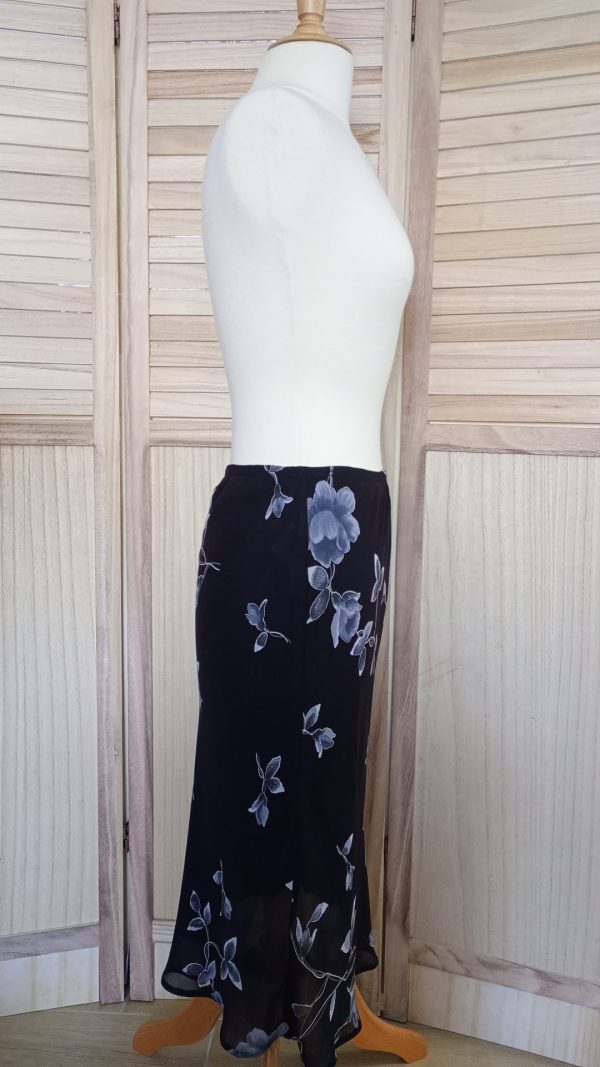 Jupe noire en voile avec motifs floraux gris – Image 5