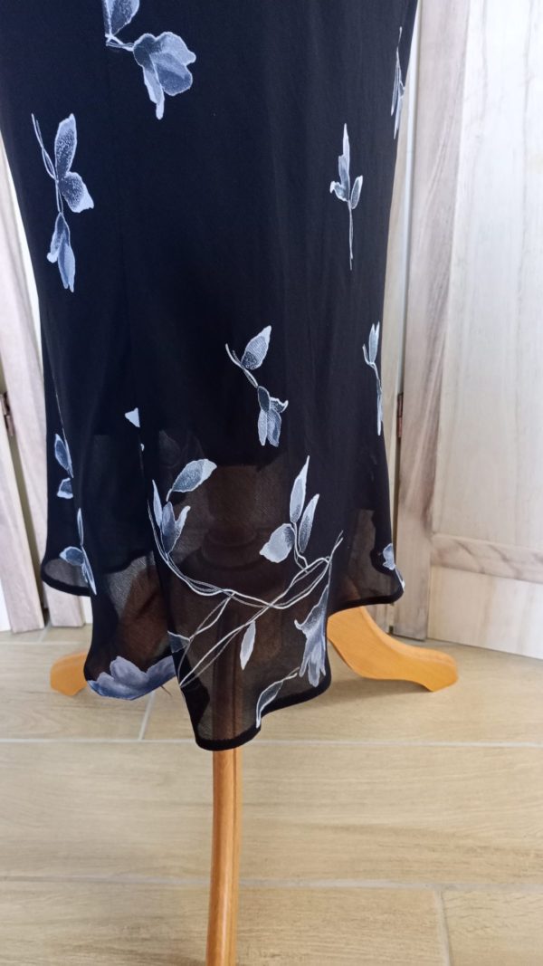 Jupe noire en voile avec motifs floraux gris – Image 6