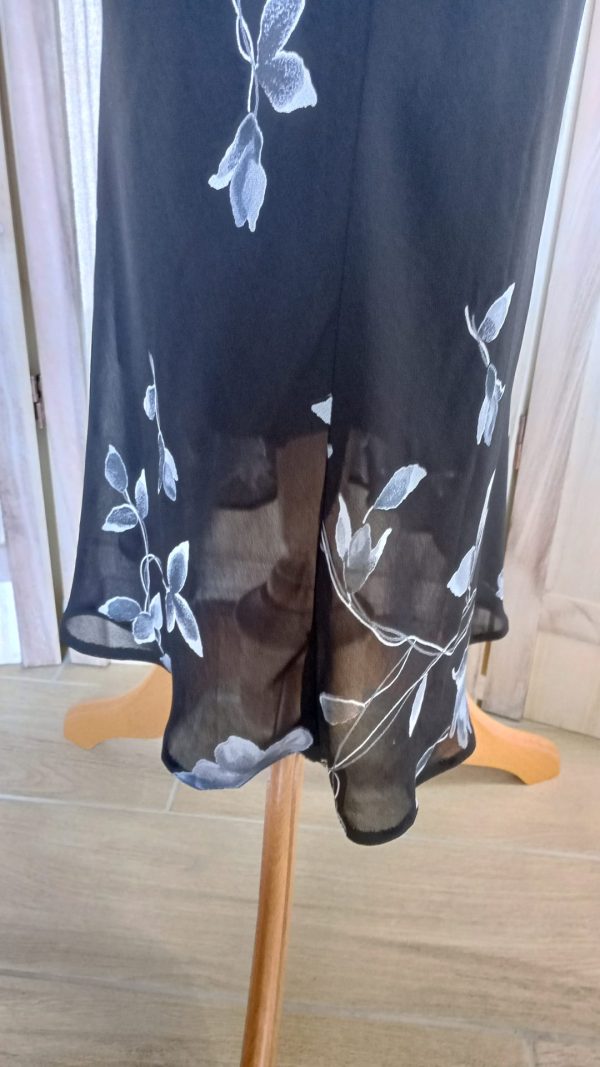 Jupe noire en voile avec motifs floraux gris – Image 7