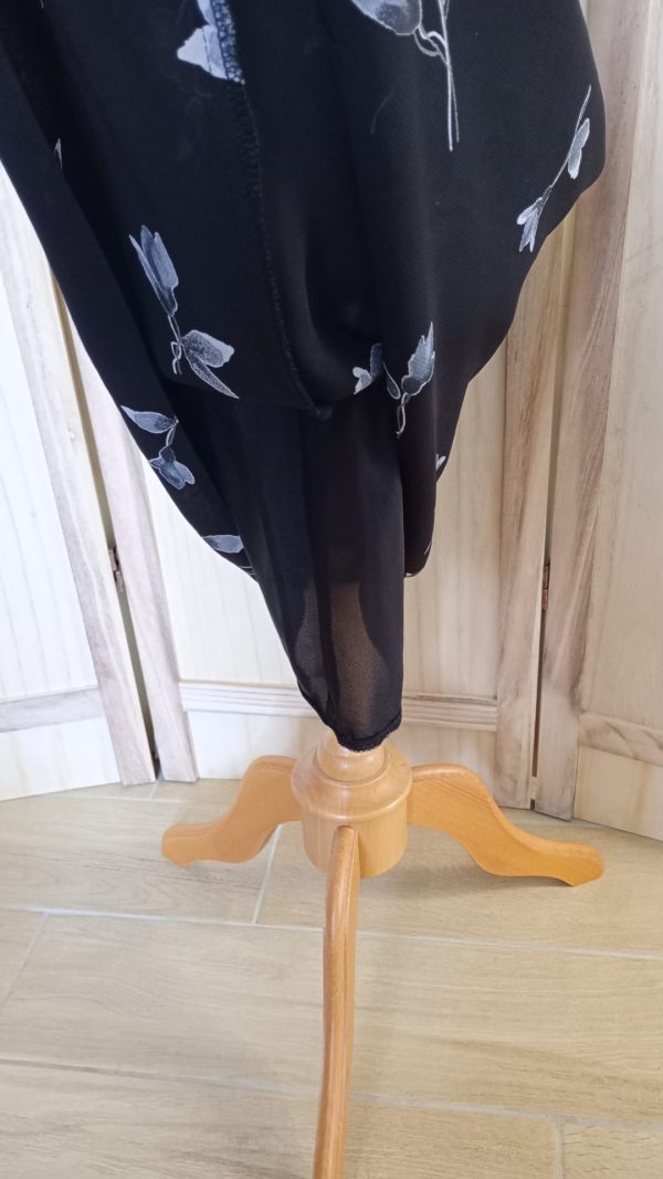 Jupe noire en voile avec motifs floraux gris – Image 8