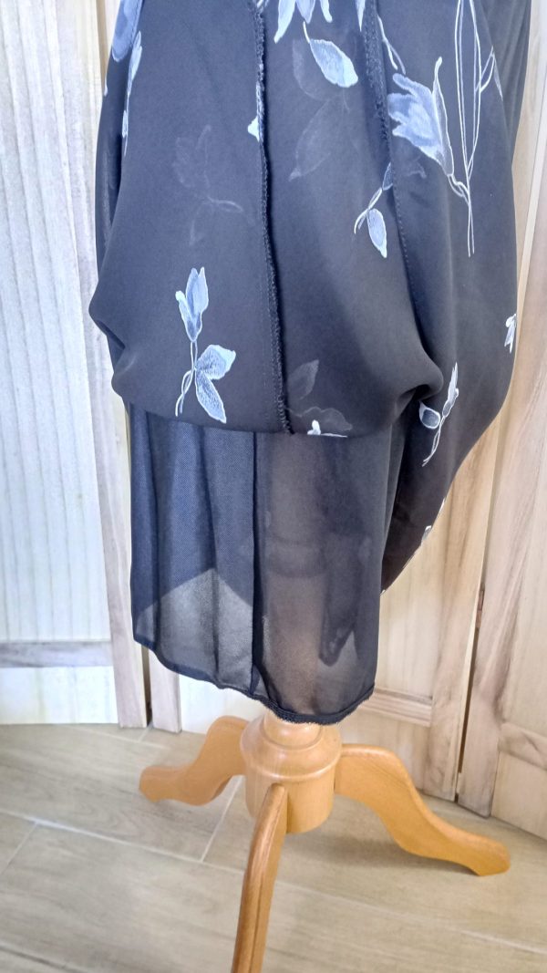 Jupe noire en voile avec motifs floraux gris – Image 9