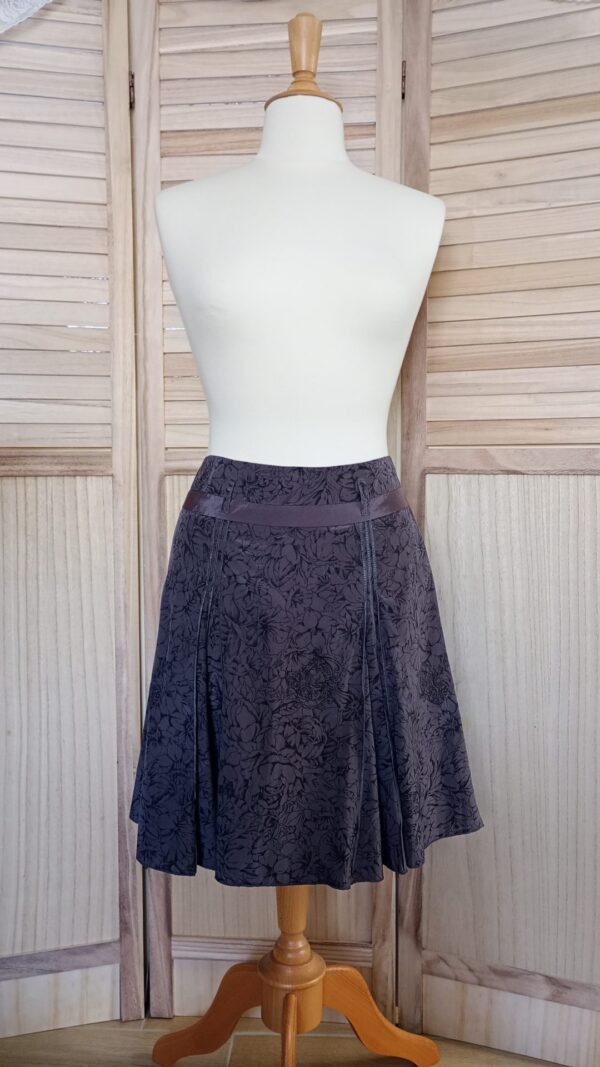 Jupe marron à plis avec motifs floraux