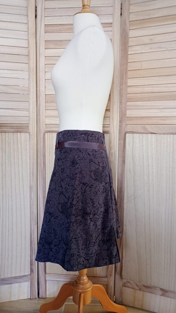 Jupe marron à plis avec motifs floraux – Image 9