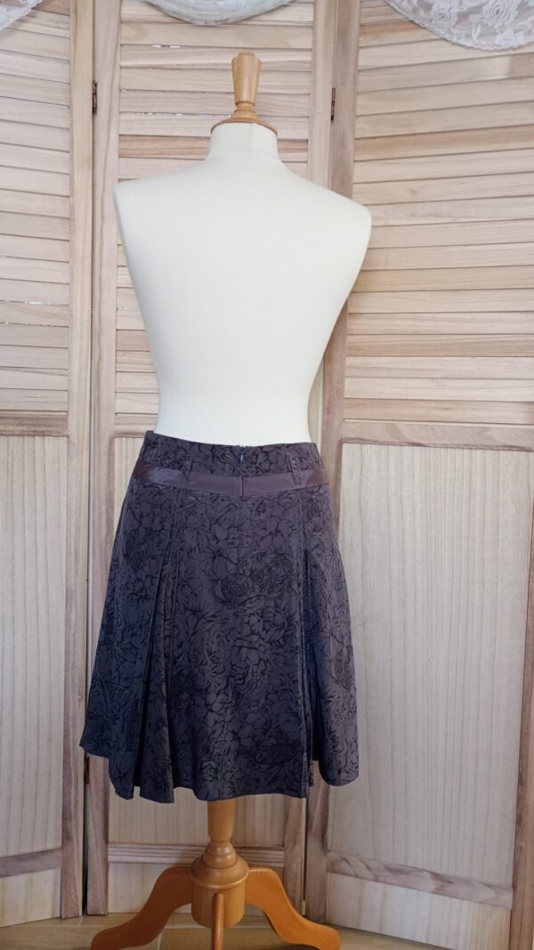Jupe marron à plis avec motifs floraux – Image 10