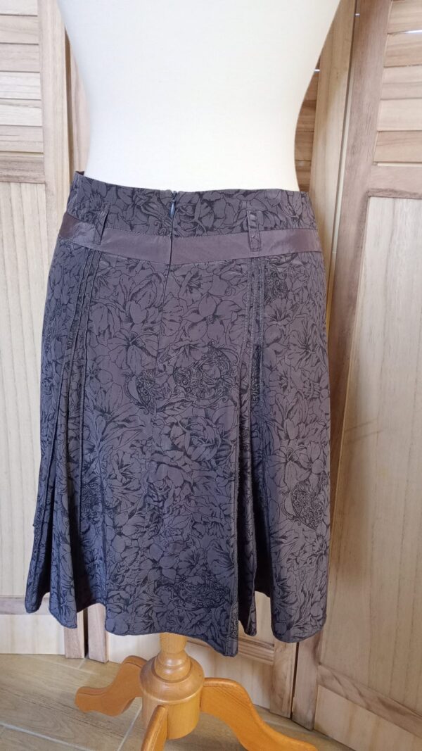 Jupe marron à plis avec motifs floraux – Image 11