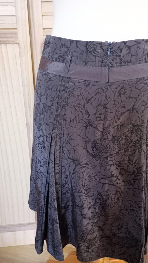 Jupe marron à plis avec motifs floraux – Image 2