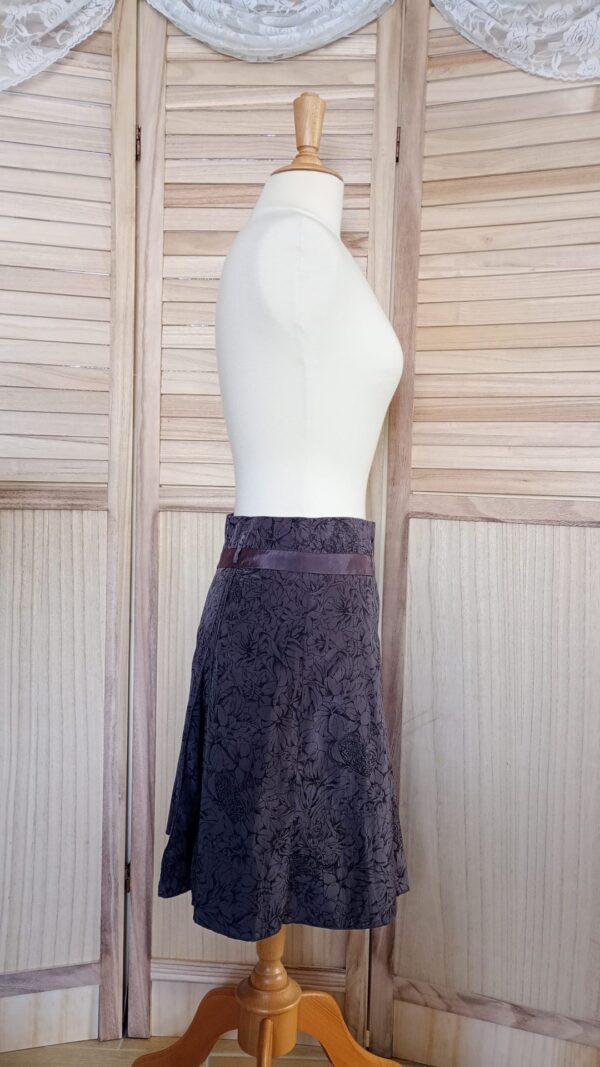 Jupe marron à plis avec motifs floraux – Image 3