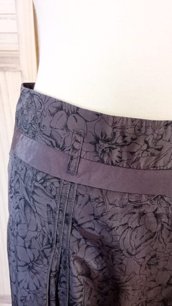 Jupe marron à plis avec motifs floraux – Image 4