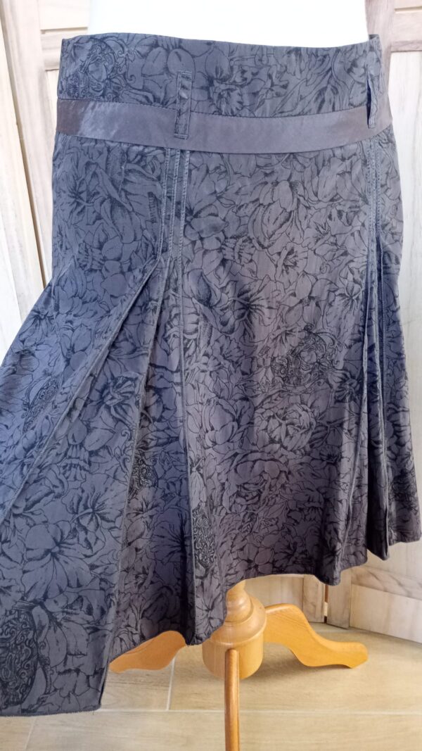 Jupe marron à plis avec motifs floraux – Image 5
