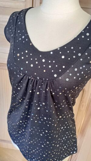 Haut noir à sequins sans manche