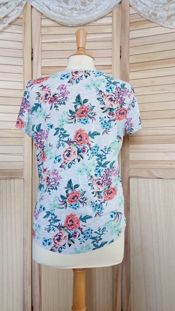 T-shirt gris avec motifs floraux – Image 5
