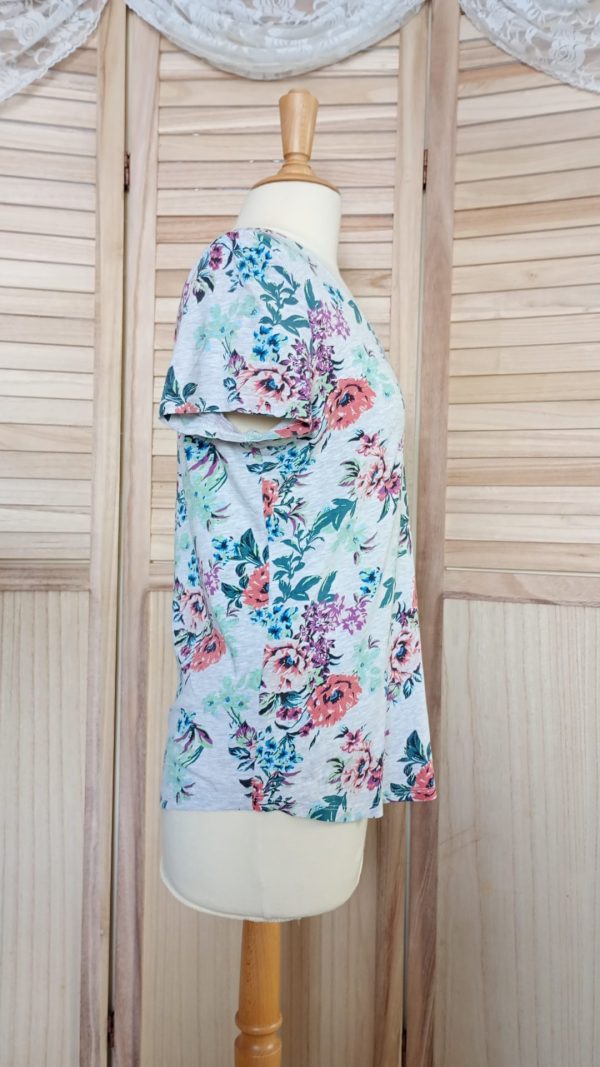 T-shirt gris avec motifs floraux – Image 4