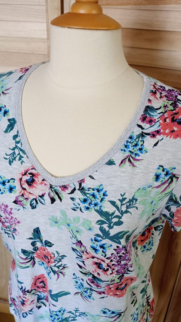T-shirt gris avec motifs floraux – Image 7
