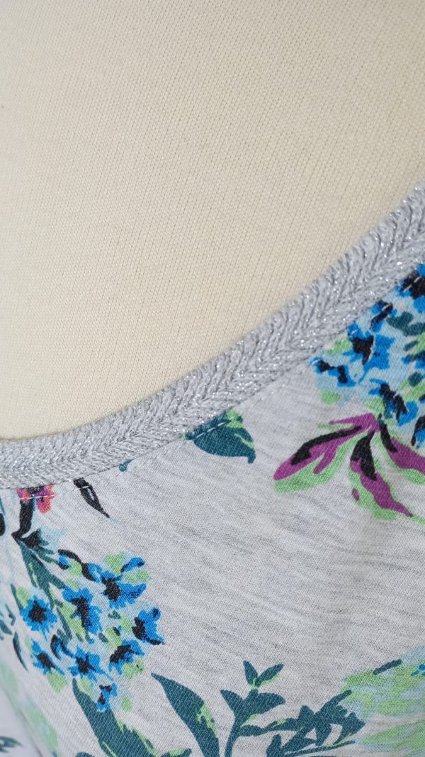 T-shirt gris avec motifs floraux – Image 8