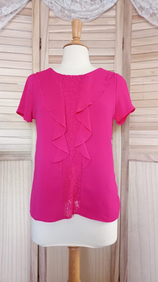 T-shirt rose avec dentelle et volants