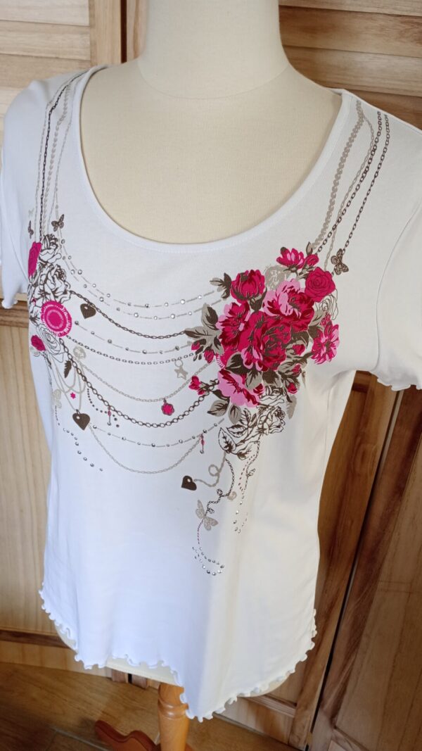 T-shirt blanc avec dessin collier fleurs – Image 2