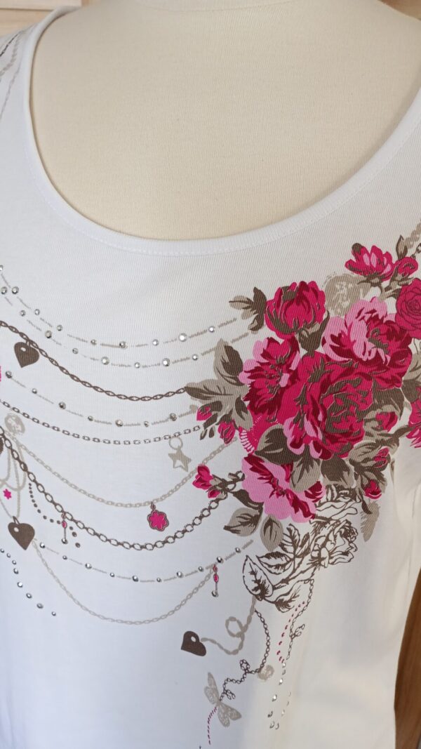 T-shirt blanc avec dessin collier fleurs – Image 3