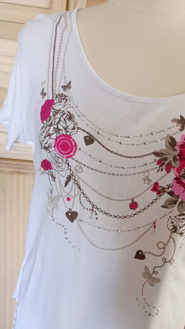 T-shirt blanc avec dessin collier fleurs – Image 4