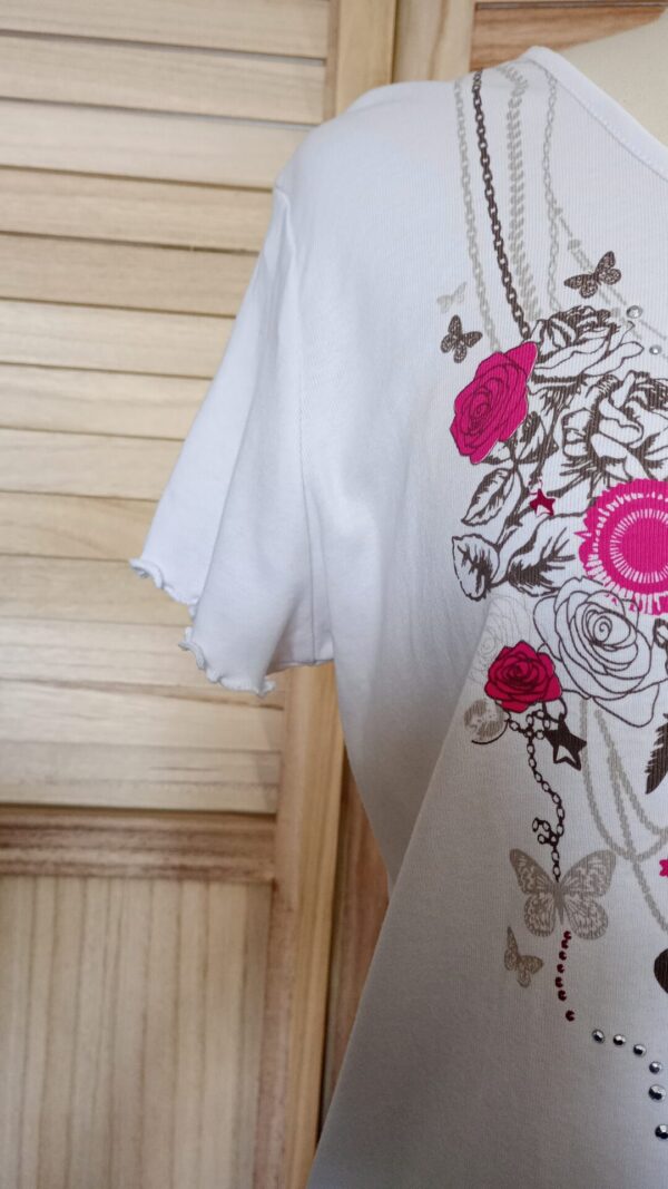 T-shirt blanc avec dessin collier fleurs – Image 5