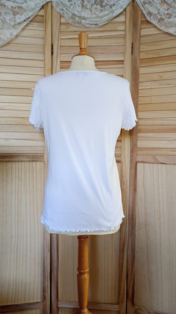 T-shirt blanc avec dessin collier fleurs – Image 7
