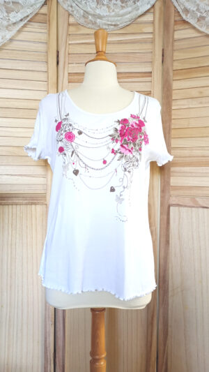 T-shirt blanc avec imprimé colliers et fleurs