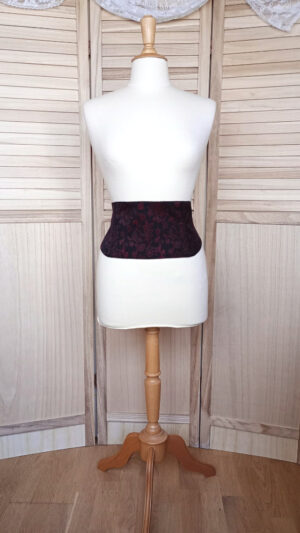 Serre-taille noir et rouge à motifs floraux