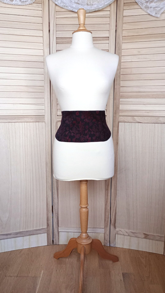 Serre-taille noir et rouge à motifs floraux