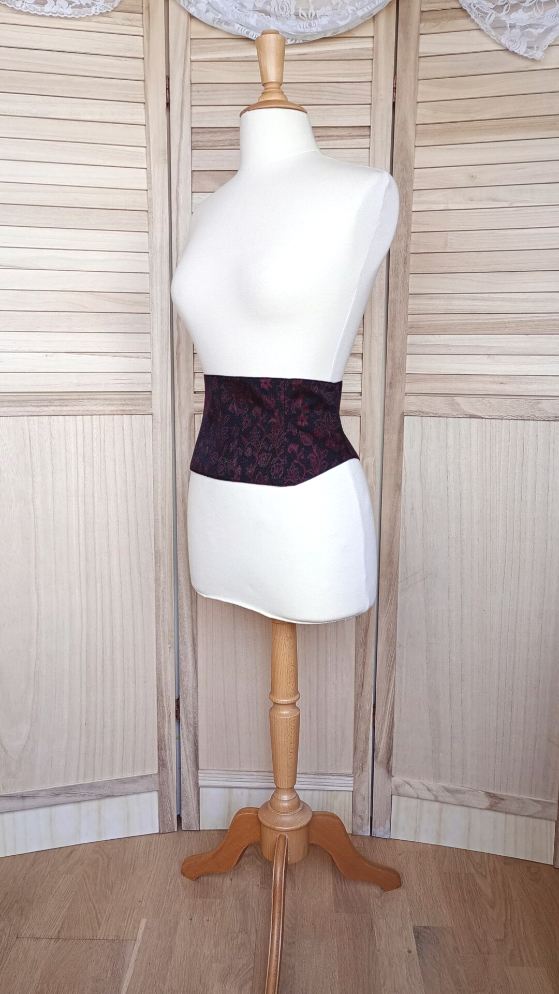 Serre-taille noir et rouge à motifs floraux – Image 8