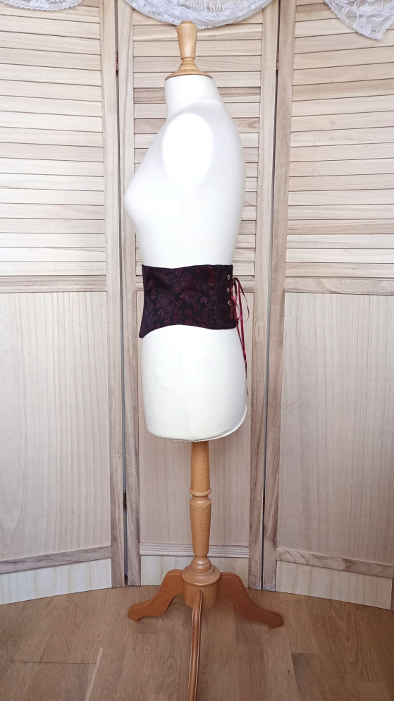 Serre-taille noir et rouge à motifs floraux – Image 7