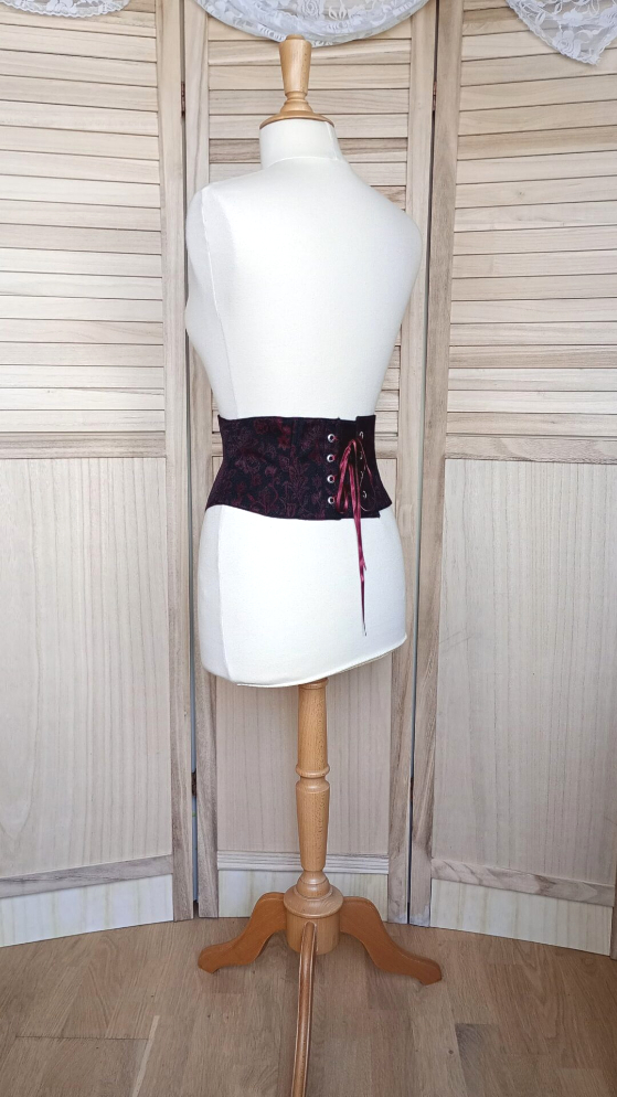 Serre-taille noir et rouge à motifs floraux – Image 6