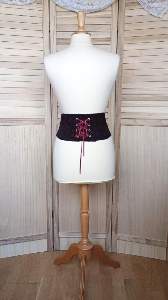 Serre-taille noir et rouge à motifs floraux – Image 5