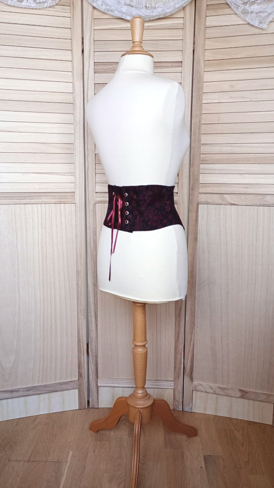 Serre-taille noir et rouge à motifs floraux – Image 4