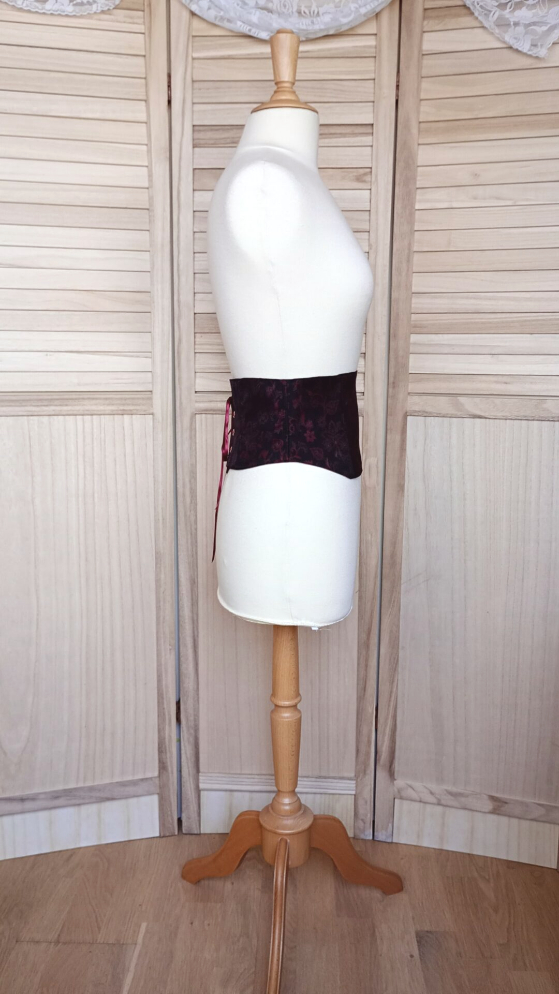 Serre-taille noir et rouge à motifs floraux – Image 3