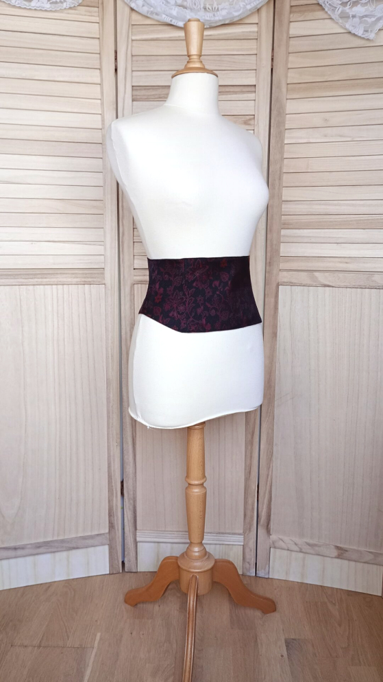 Serre-taille noir et rouge à motifs floraux – Image 2