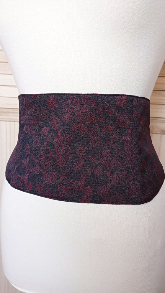 Serre-taille noir et rouge à motifs floraux – Image 9
