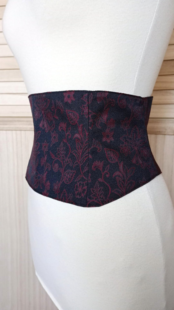 Serre-taille noir et rouge à motifs floraux – Image 10